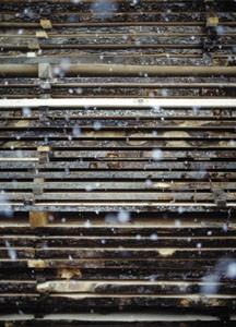 bildreich karten PK 26: holzlager bei schneefall.